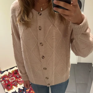 Kofta - Jätte fin kofta som inte kommer till användning längre. Den är lite urtvättad men annars i bra skick. Storlek m men passar mig bra som brukar ha xs🩷