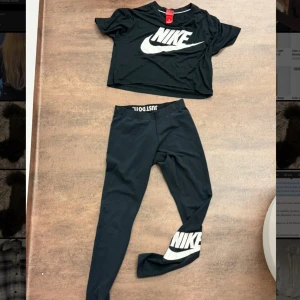 Nike topp och byxa - Fint nike-set i storlek S, använt skick ☺️