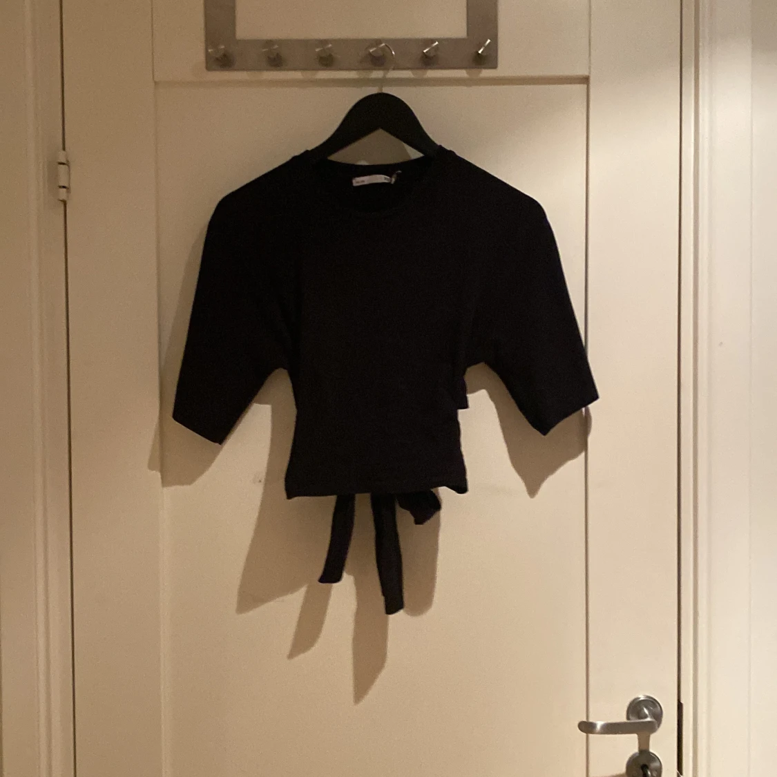 Svart croppad topp med knyt från 157