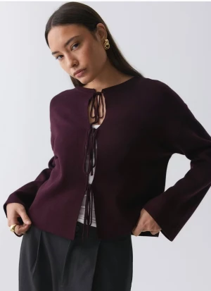 Vinröd kofta med knytning  - Vinröd kofta med knytning från Gina Tricot i storlek M. Så fin men tyvärr kommit så lite till användning. Endast använd 2 gånger så mycket bra skick. Slutsåld 