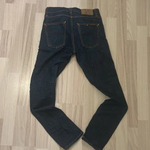 Nudie jeans - Tja! Säljer ett par riktigt feta Nudie jeans i storlek 27 30. De är slim fit. Passar dig som är runt 160-167 ungefär. 👍👖