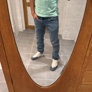 Replay jeans  - Ett par snygga byxor från replay i storlek W30 L32 i modellen Anbbas 