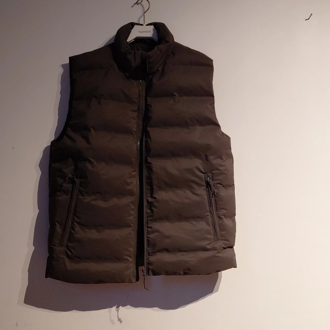 Grå dunväst från H&M, storlek M