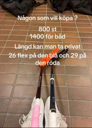 Carbskin red - Två innebandyklubbor säljes, en blå med 26 flex och en röd med 29 flex. Klubborna ser ut att vara i gott skick med synliga grepp och blad. Perfekt för innebandyspelare som söker bra flex. Längd kan diskuteras privat.