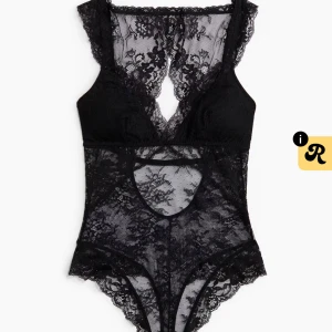 Svart spet body från HM - Så snygg body från HM som passar till både jeans och kostymbyxor i storlek S💕 helt ny med lappen kvar!