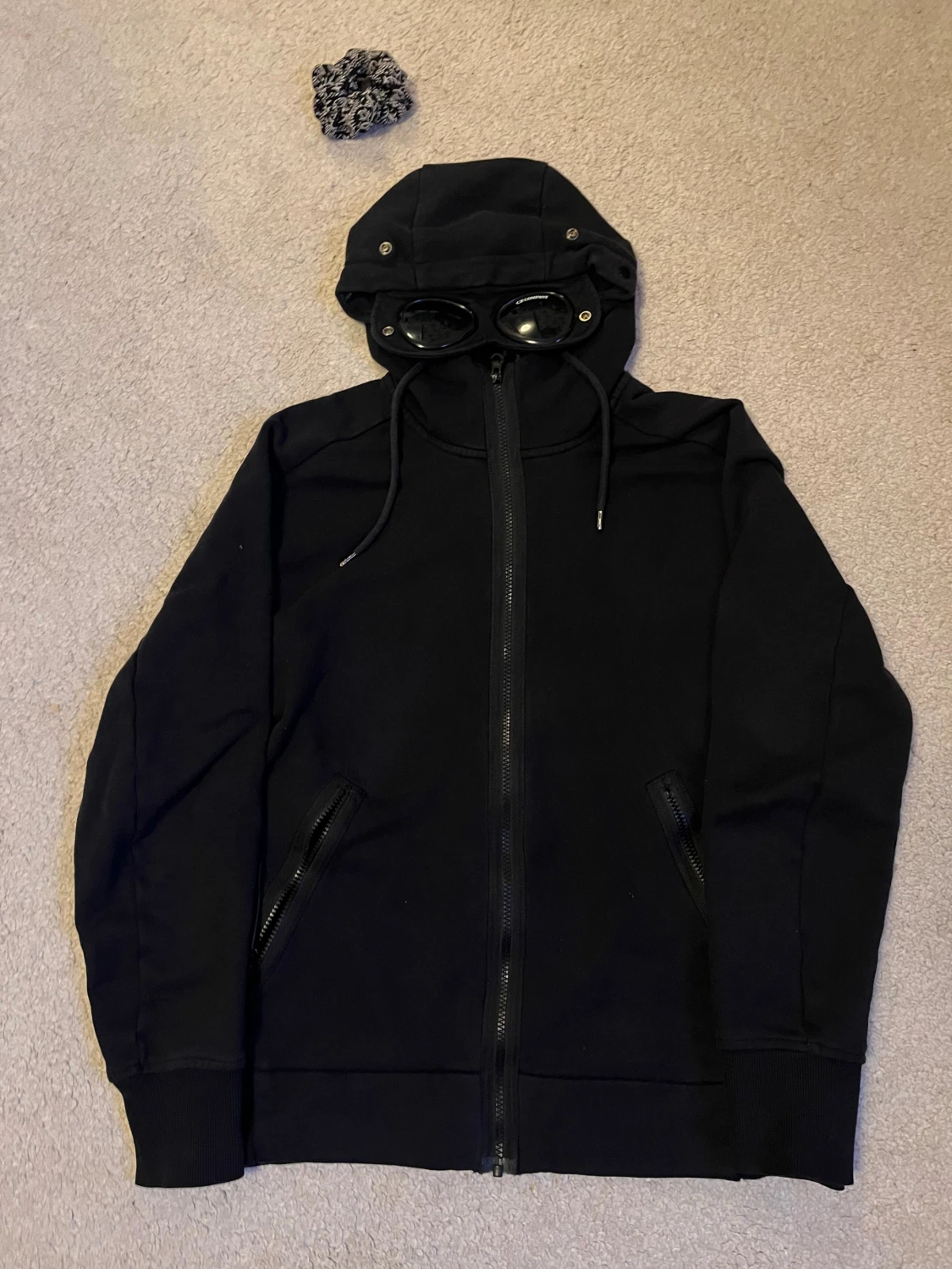 Svart hoodiejacka C.P. Company med goggles - 1