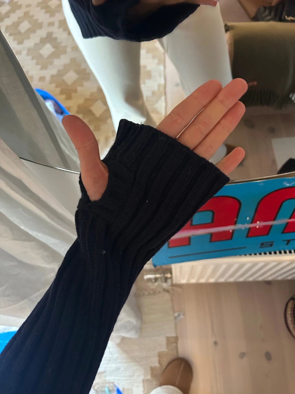 Svart polotröja med röd text - 5