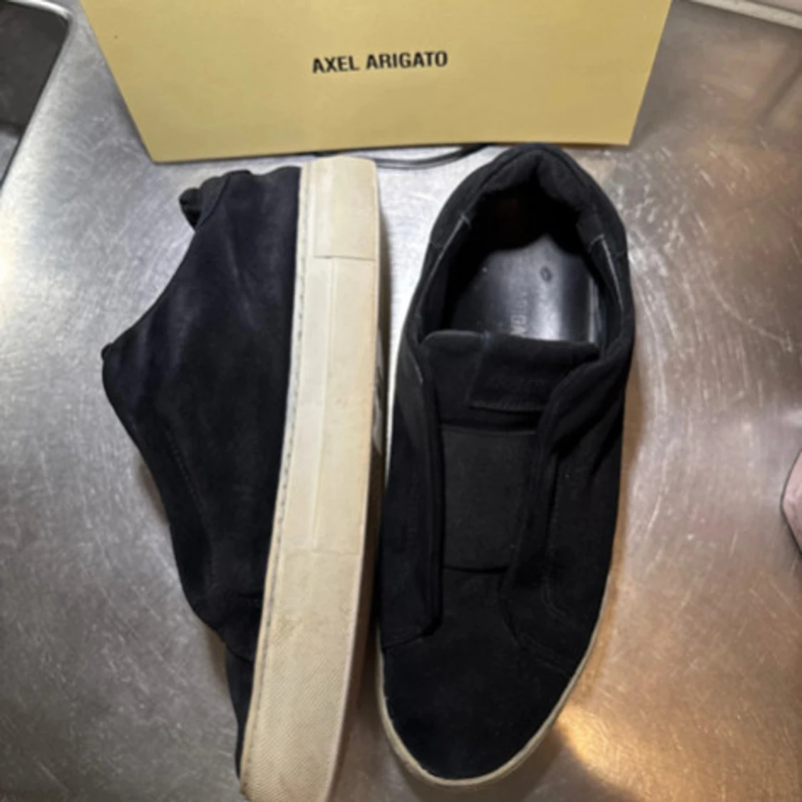 Svarta Axel Arigato sneakers - 1