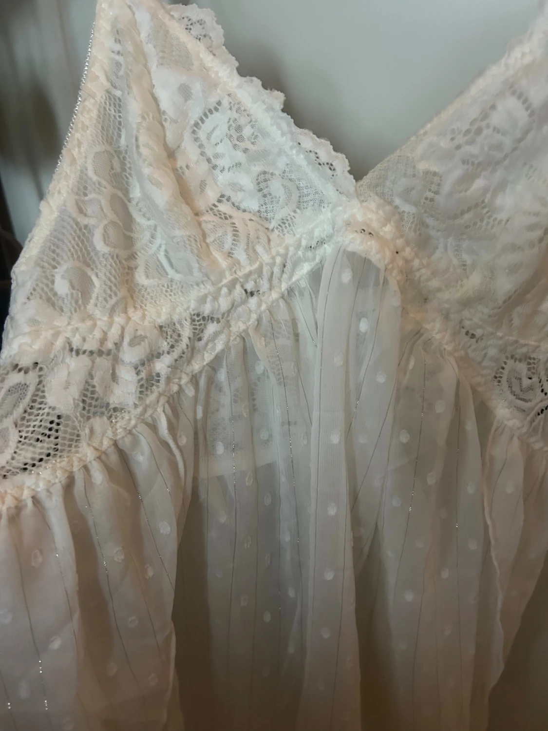 Vit spets nattlinne  med prickigt tyg - 1