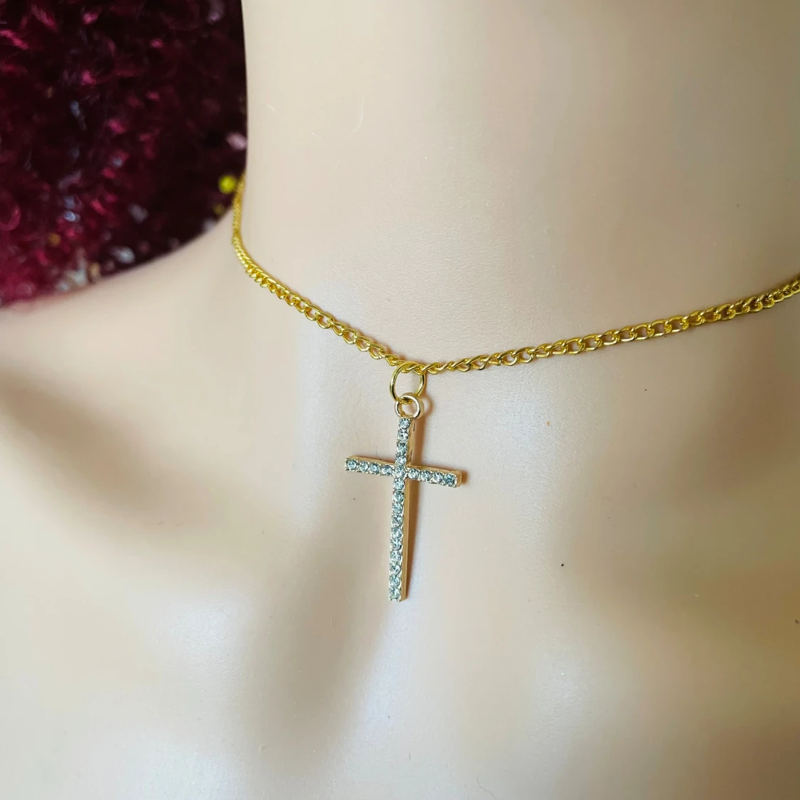 By prisförslag- Guldfärgat halsband choker med korshänge - 1