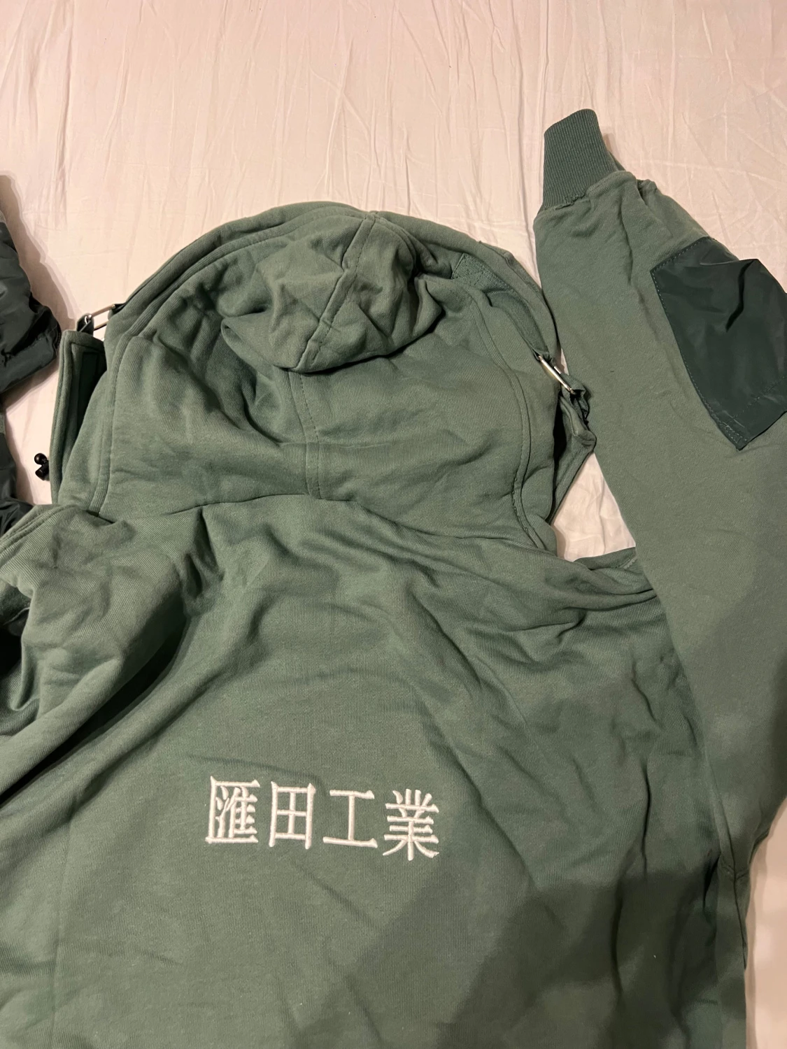 Grön hoodie från HTGY med detaljer - 6