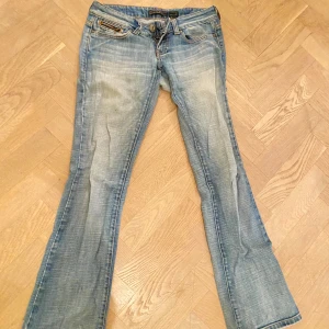 Bootcut jeans från Only, ljusblå - Lågmidjade ljusblå bootcutjeans, igensydd spricka i rumpan men inget som syns på (sista bilden)