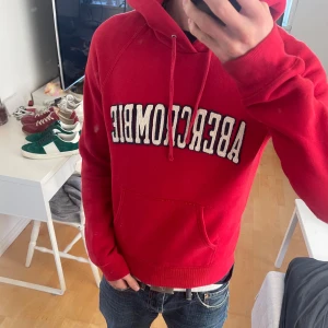 Vintage Abercrombie & Fitch Hoodie med unikt tryck! - Säljer nu denna riktigt snygga och unika vintage hoodie från Abercrombie & Fitch! Passar perfekt nu mot kallare tider🙌 Storleken på etiketten är M men den passar XS bättre🤝  Nytt skick🤩Skriv vid funderingar📲✌️