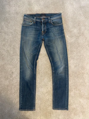 Nudie Jeans Grim Tim - Säljer dessa riktigt snygga nudie jeans Grim Tim i storleken 32 32. Färg: Orange Dawn. Jeansen är i bra skick! Nypris: 1600 kr! Hör av er ifall ni har några frågor! 🙌⭐️⚜️