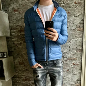 Montecore Jacka - Mycket fint skick, inga defekter. Storlek 50/M passar dig som är mellan 178-188cm ungefär. Nypris ca 5000kr. Modellen är 185 cm, 79 kg. Passar bra nu till vintern. Skriv för mer information!🤝