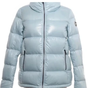 Ljusblå pufferjacka från Colmar - Snygg ljusblå pufferjacka från Colmar, storlek 42 vilket motsvarar en S skulle jag säga. Super fin och perfekt till vintern! Pris kan diskuteras 🤍🤍