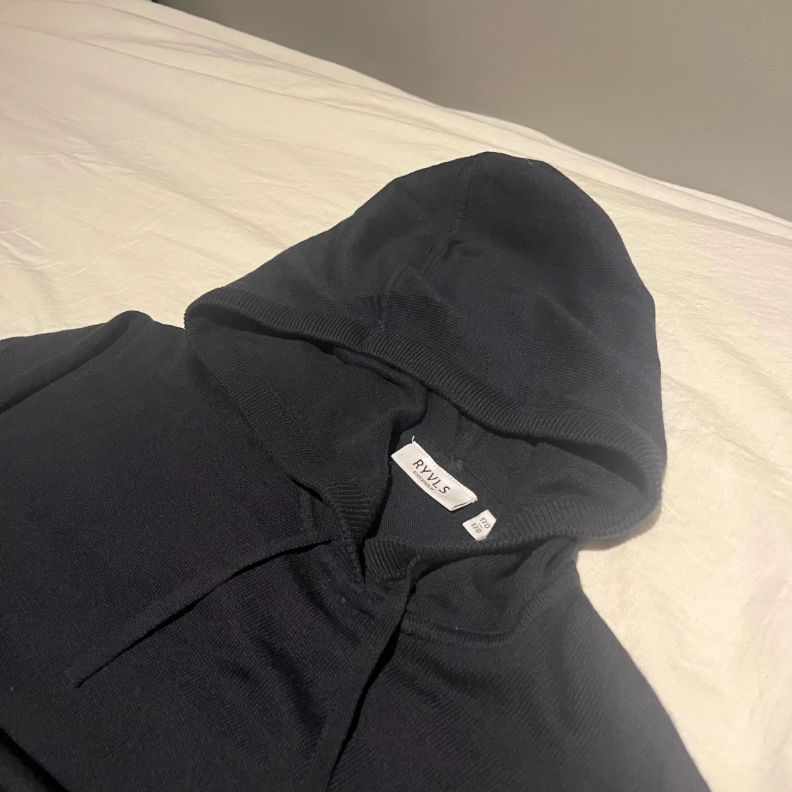 Marinblå hoodie från RYVLS Stockholm med huva - 2