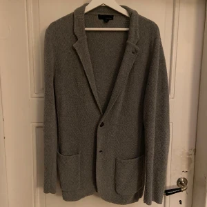 Lardini blazer - Mycket exklusiv soft blazer från italienska märket Lardini! Tröjan är som ny och ett perfekt plagg till kallare väder🤠Nypris ligger på 5000kr. Priset är inte ristat i sten;)