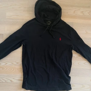 Svart hoodie från Polo Ralph Lauren - Säljer nu en Ralph Lauren Polo hoodie i storlek S.   Skick 8,5/10 Nypris=2399kr Vårt pris=799