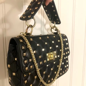 Väska med nitar - Säljer denna väska men snygga detaljer💕