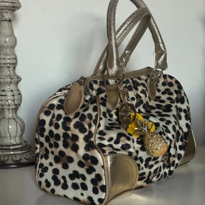 Victoria’s Secret väska  - Säljer denna snygga handväskan från Victoria’s Secret i leopardmönster och guld hardware.🌸          ⚠️obs⚠️priset kan diskuteras 