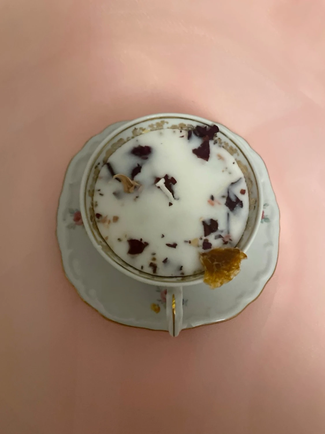 Doftljus i en vit tekopp med blommor i doft utav vanilj nr 5 - 4