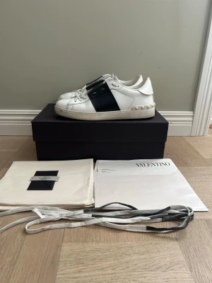 Valetino opens 41 - Säljes nu dessa Valetino Opens i storlek 41. De är i bra skick, de är endast lite smutsiga och har lite andra små tecken på användning, men ett bra helhetsintryck! Allt og medföljer som ni ser på bilderna. Hör av dig om du har funderingar!🙌🏼Priset ej hugget