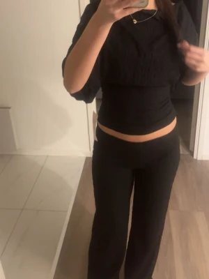 Nelly sätt - Säljer detta sättet ifrån Nelly då det bara använts 3 gånger båda topp och byxor ingår!!