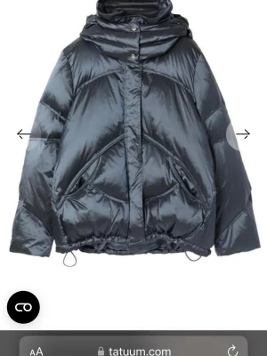 Blå vinterjacka - Assnygg blå vinterjacka från Tatuum, köpt för 1500kr förra vintern men inte använd alls mycket. Finns ett litet litet hål annars perfekt skick. Storlek 34 men skulle säga S