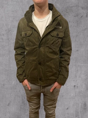 Hollister fieldjacket - Hollister fieldjacka 10/10 skick Storlek M Modellen är 184cm Pris går att diskutera 🤝 Hör av er vid frågor :)