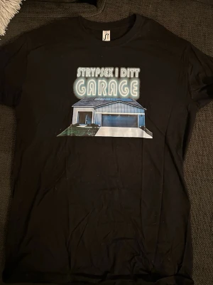 Svart t-shirt med garage-tryck - Svart fröken snusk T-shirt, storlek small