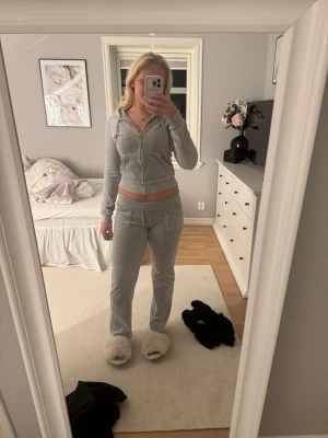 Grått Juicy sett - Jätte mysigt grått juicy Couture sett, inte använt alls mycket, så nästan som nytt🥰Både byxor och tröja är i storlek S. 💞Kan köpas var för sig, dessa priser då - Tröjan = 450 kr & Byxor= 370kr. Hela sättet= 720kr. Skriv vid funderingar!