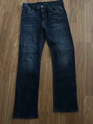 replay jeans - Säljer ett par replay jeans i väldigt fint skick som är minimalt använda! jeansen säljs pga att dom blivit för små för mig. Pris kan diskuteras🤝