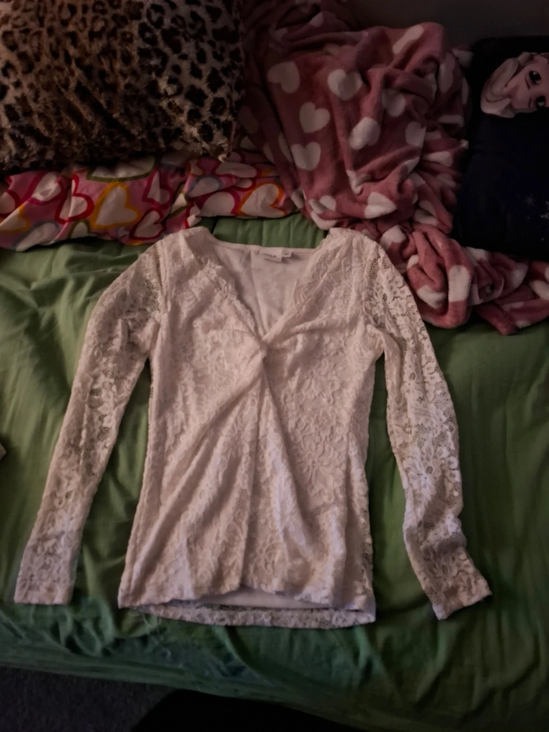 Vit spetsblus med v-ringning