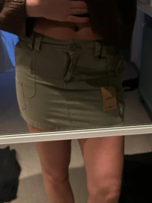 Khaki kortkjol  - Snygg grön kortkjol från Vero Moda, köpt på Sellpy och aldrig använd!!💓💓