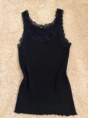 Mörkblå linne med spets  - Mörkblå linne med spets från Only st S 