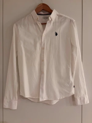 Vit skjorta, strlk 12-13 år, från U.S. Polo Assn - Vit skjorta, strlk 12-13 år, från U.S. Polo Assn