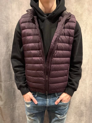 Hetrego väst  - Hej, säljer min unika väst av märket Hetregó i size M - skicket är 8/10, köpt från NK 3000kr ny, Mitt pris= 699kr - öppen för bud 