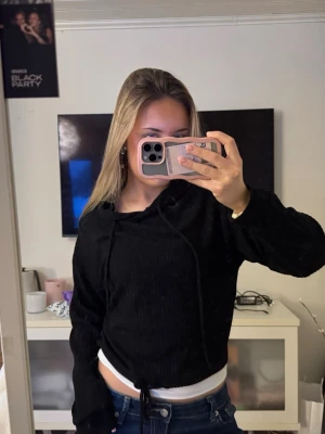 stickad hoodie - jättefin svart stickad hoodie från gina! lite kortare i modellen vilket gör den perfekt för outfits med layering!