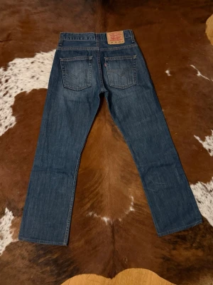 Levis 507 - Tjena! Säljer dessa riktigt feta Levis 507 bootcut, byxorna är i fint skick och i storlek W28/L32 men är förkortade till L30, hör av dig vid funderingar!🙌