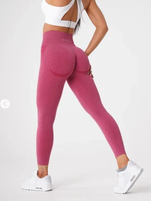 NVGTN tights - Jättefina tights från NVGTN i storlek M (dock ganska små i storleken). Jag ligger mellan S och M normalt. De är endast testade. Nypris 550kr. https://nvgtn.com/products/crimson-seamless-leggings