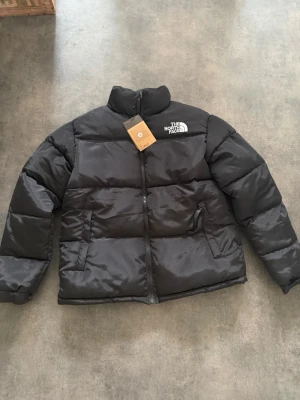 Puffer jacka - Oanvänd. original påse ingår, pris kan diskuteras.