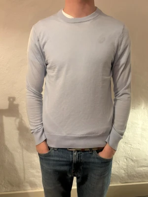 Ljusblå långärmad tröja - Säljer en stilren ljusblå långärmad tröja i mjukt material. Tröjan har rund halsringning och ribbade muddar vid ärmslut och nederkant. Enkel och clean look som passar till jeans eller andra byxor. Tröjan är från Riley, ny pris 1000kr vårt pris 199kr, nytt skick ✅. Hör av dig vid funderingar 📩