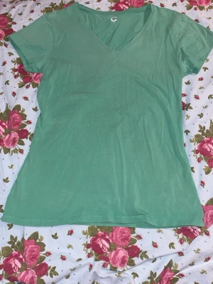 Grön tröja S - Grön tröja i storlek S. Använd, men i bra skick.  Det finns en fläck på den. Bifogar bild