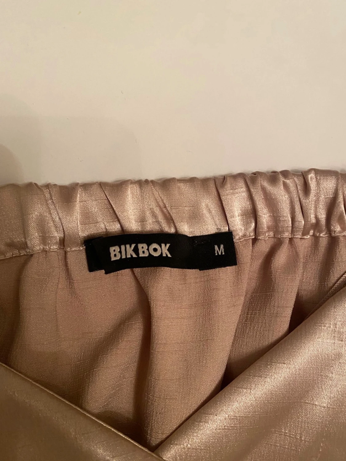 Champagnefärgad omlottopp från BikBok - 2