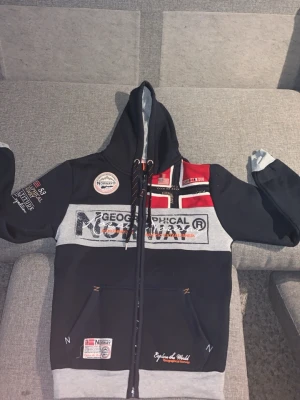 Geographical Norway zip hoodie  - Säljer en Geographical Norway zip hoodie i nytt skick i storleken M. 