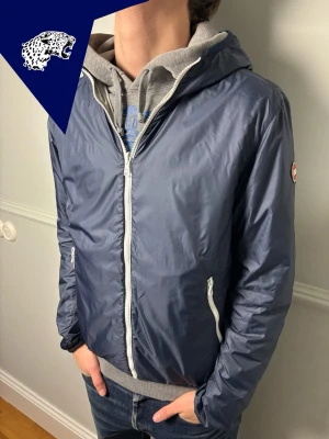 COLMAR WINDBREAKER - Fet Colmar windbreaker | Skick: 8.5/10 | Strl: 50 (Passar S) | Modellen är 182 cm | Hör av dig om du undrar någonting!