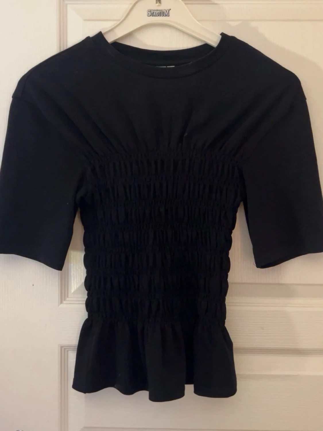 Svart smockad t-shirt & Other Stories