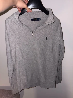 Tröja - Ralph Lauren tröja, använd 4 gånger minst, bra skick skön tröja, vill sälja den för det är för liten för mig köpt på nätet, har ett pris på 325kr men vi kan hitta ett bra pris om man inte vill köpa den för det priset 