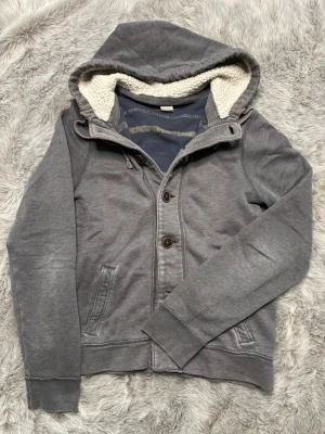 Hollister Cardigan - Säljer denna sällsynta och mycket eftertraktade Hollister hoodie | Storlek M | Mycket bra skick | Vid eventuella frågor hör gärna av dig och erbjuder bra pris vid köp av bundle 😁✅